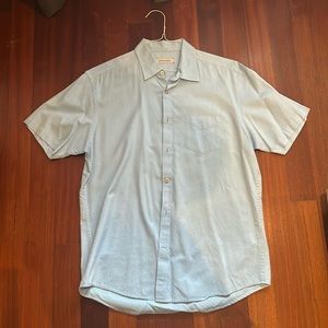 Size Large men’s short sleeve button down.